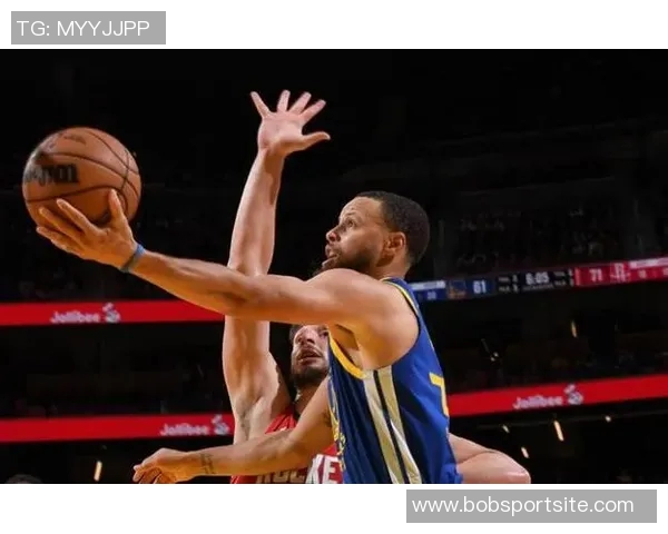 卡马拉全场追击库里展现攻守兼备实力贡献20分7板5前场板表现出色 卡马拉全场追击库里展现攻守兼备实力贡献20分7板5前场板表现出色