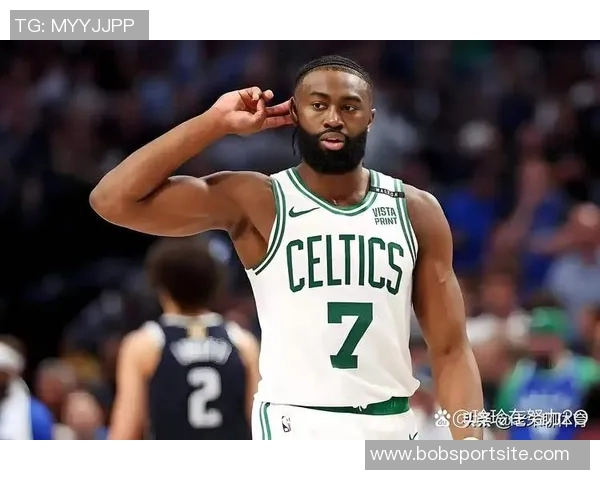 杰伦布朗首节火力全开半场表现出色砍下16分助球队稳住局势